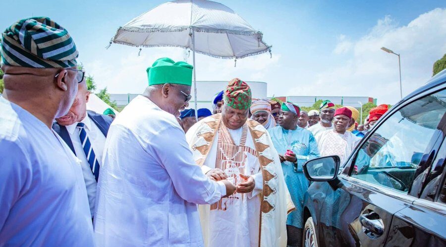 Mutfwang Presents Vehicles To Traditional Rulers